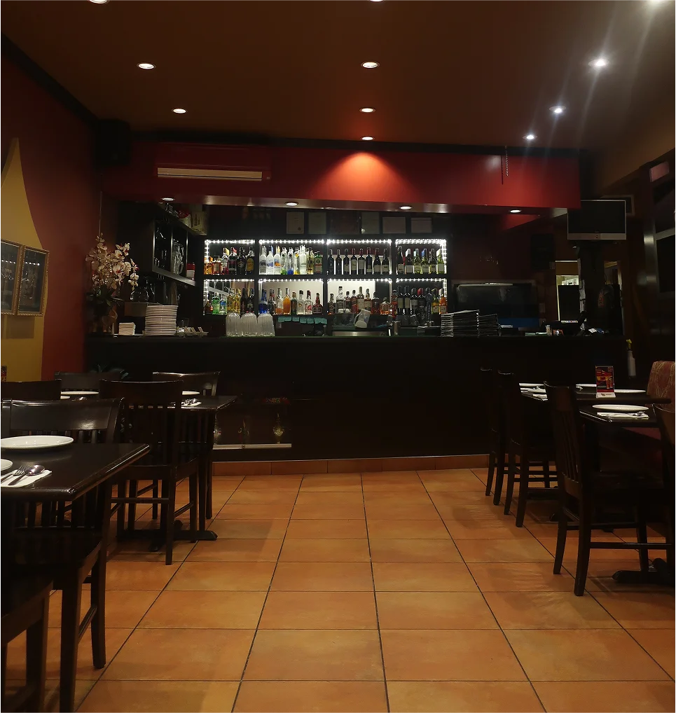 A plate of rice with leaves around it