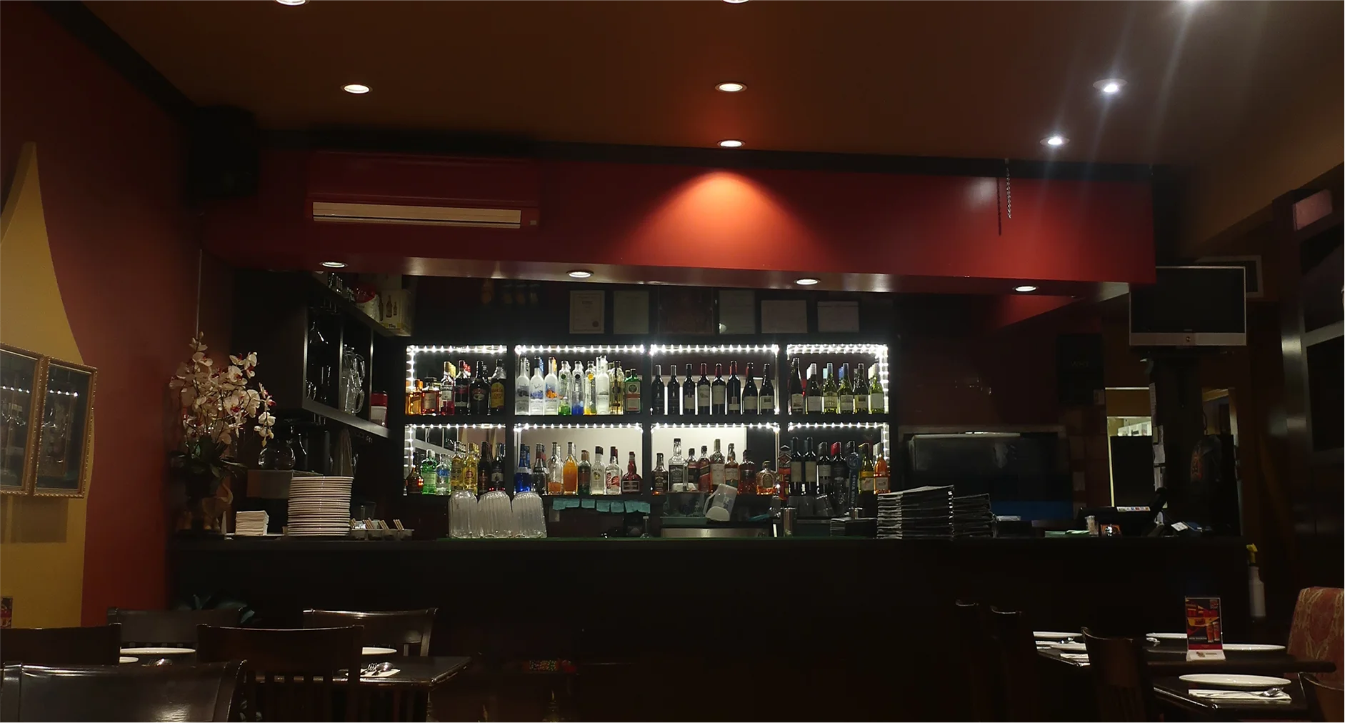 A plate of rice with leaves around it